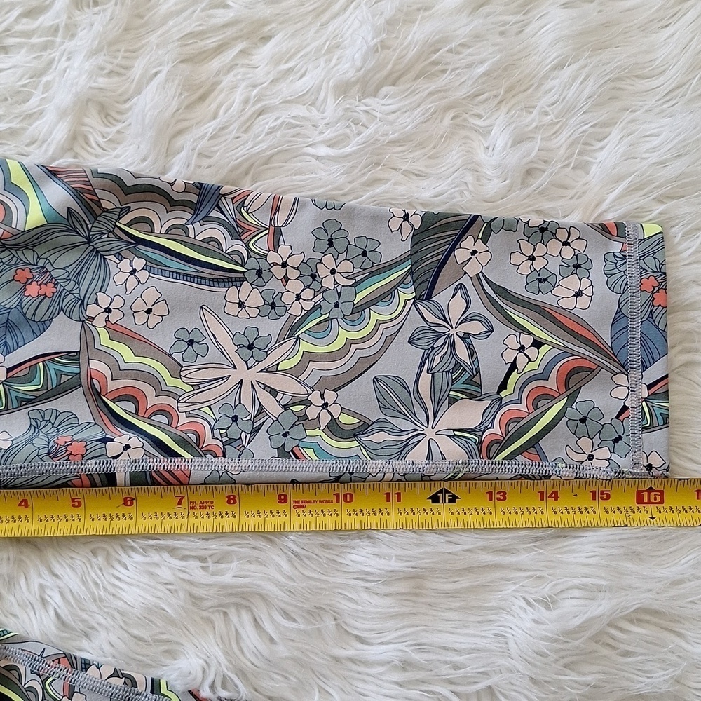 Victoria’s Secret Sport Knockout Vibrant Floral Capri Leggings - Picture 13 of 13